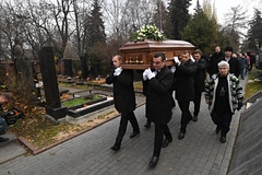 Обороты похоронного бизнеса в России рекордно выросли