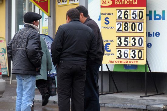 Экономист Баженов раскрыл, какой курс доллара критичен для России
