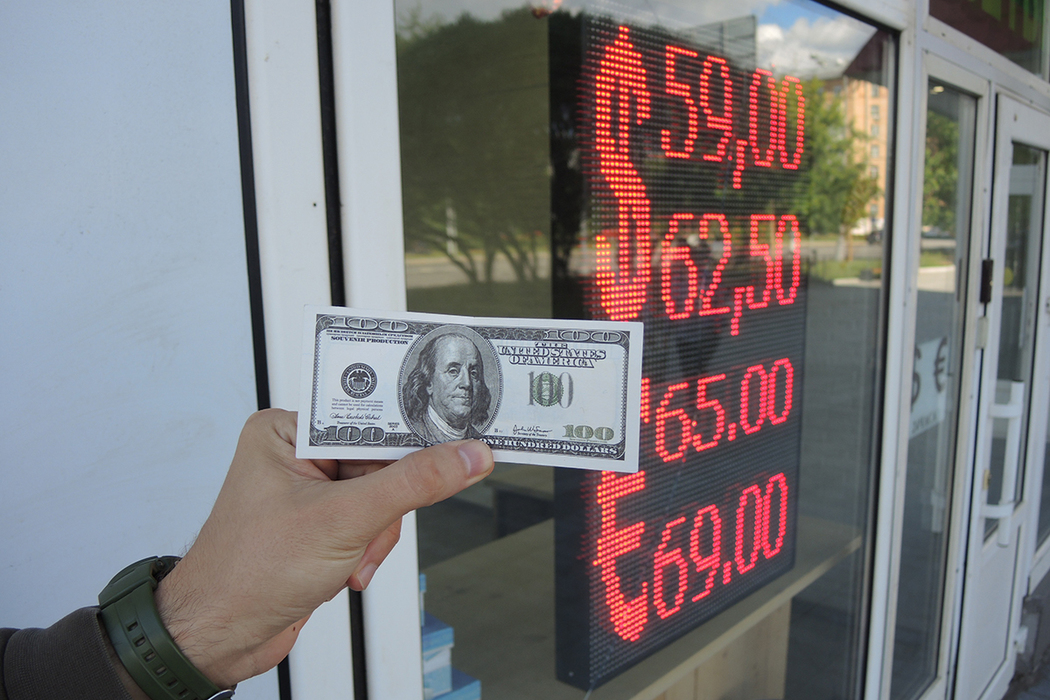 Курс доллара в обменниках по сравнению с официальным стал выглядеть ужасающе