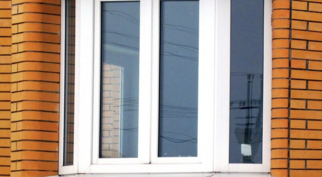 Особенности монтажа пластикового окна в деревянном доме