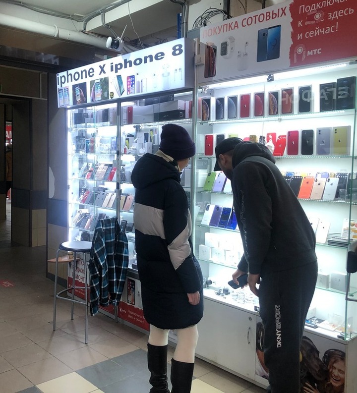Шебер Ресейде жаңа «тыйым салынған» iPhone-ды қалай жақсы сатып алуға кеңес берді