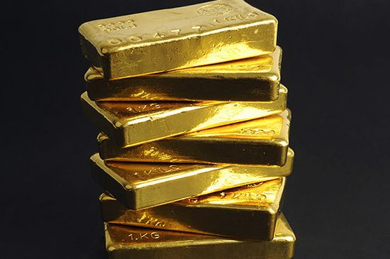 Россияне тоннами скупают золотые слитки: эксперт предупредил о последствиях